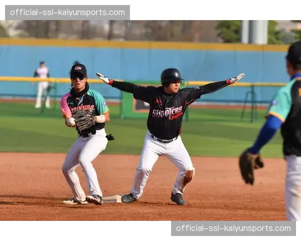英国伦敦举办首届“城市企业垒球联赛”，吸引32支公司队伍参与
