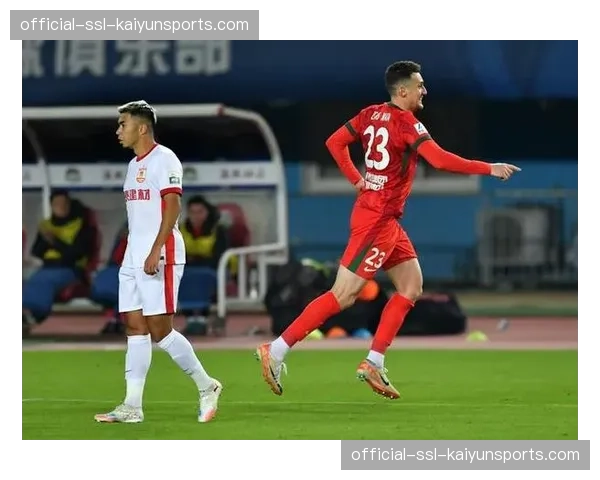 【2026年4月中超联赛·赛中·战报河南队vs长春亚泰半场结束，主队利用前场压迫造成对手门将出球失误，打入一球