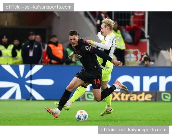 特写：终场哨响，勒沃库森球员与球迷共庆队史首个德甲冠军